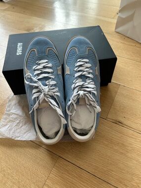 ALOHAS Tb.490 Light Blue Suede Retro Runner with Cream Accents